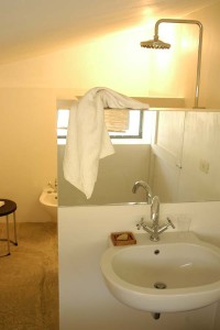 Rose rosse bathroom - Cascina rosa b&b, bed and breakfast in Monferrato